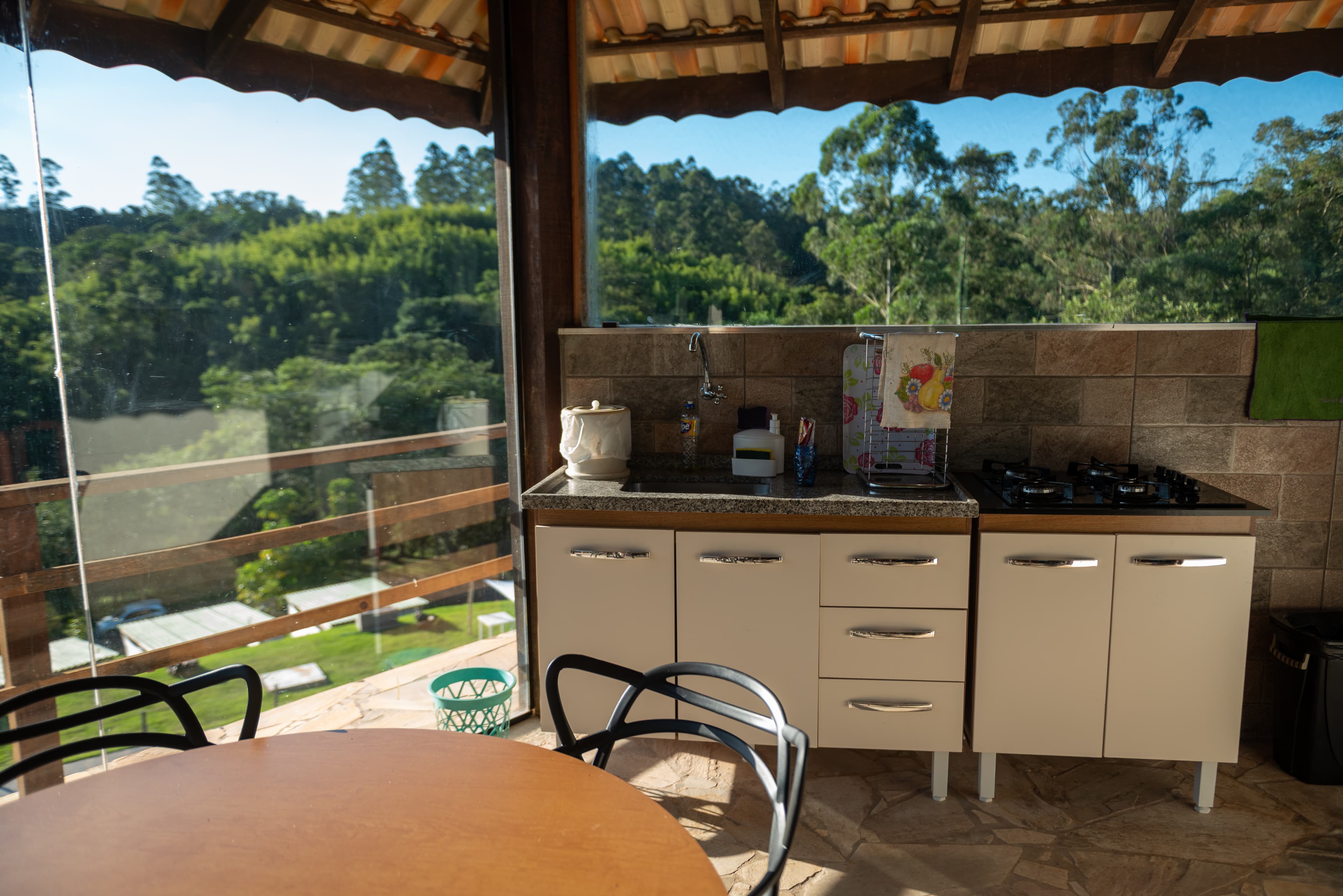 Sala e cozinha — Pousada Casa Camping — foto 1