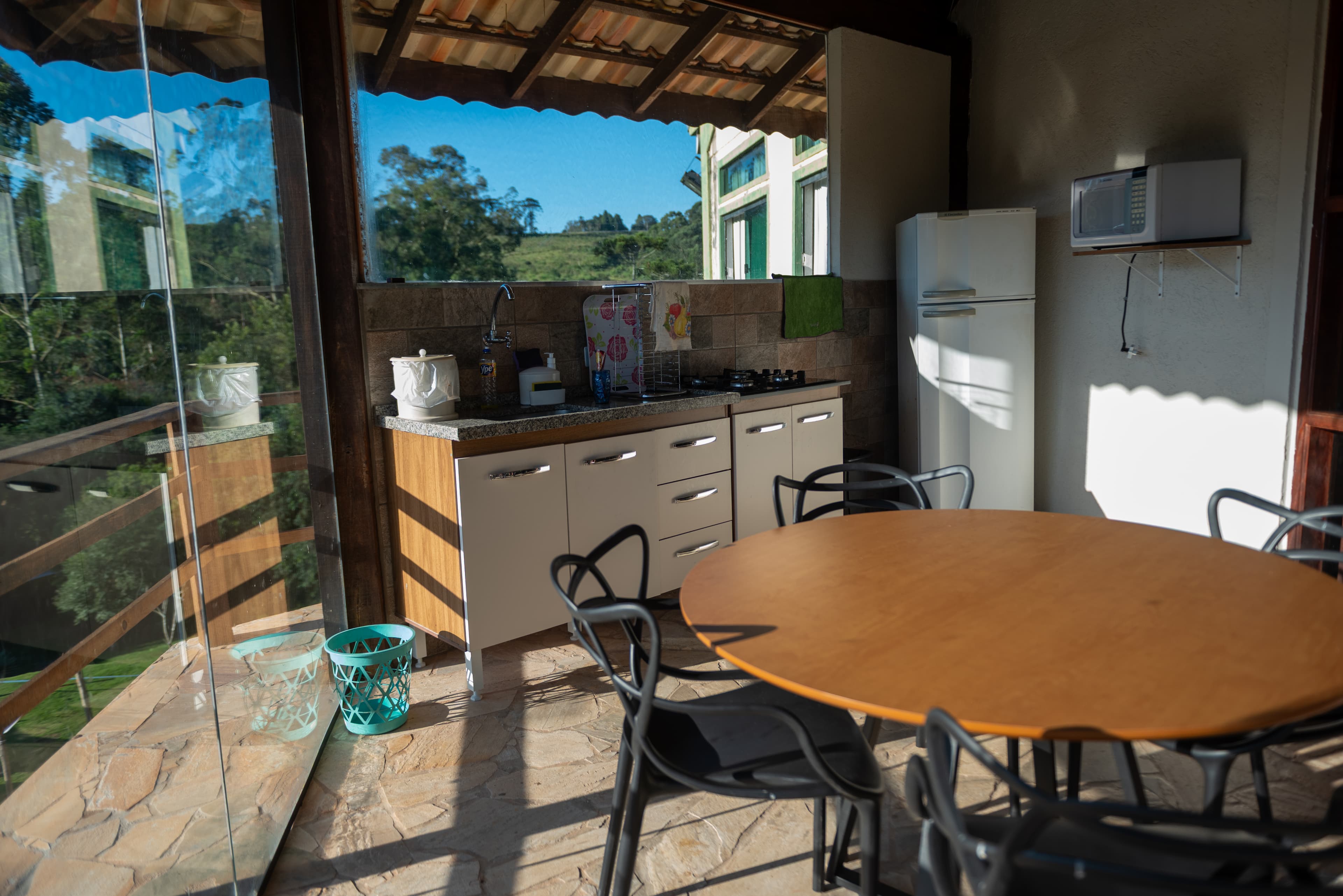 Sala e cozinha — Pousada Casa Camping — foto 2