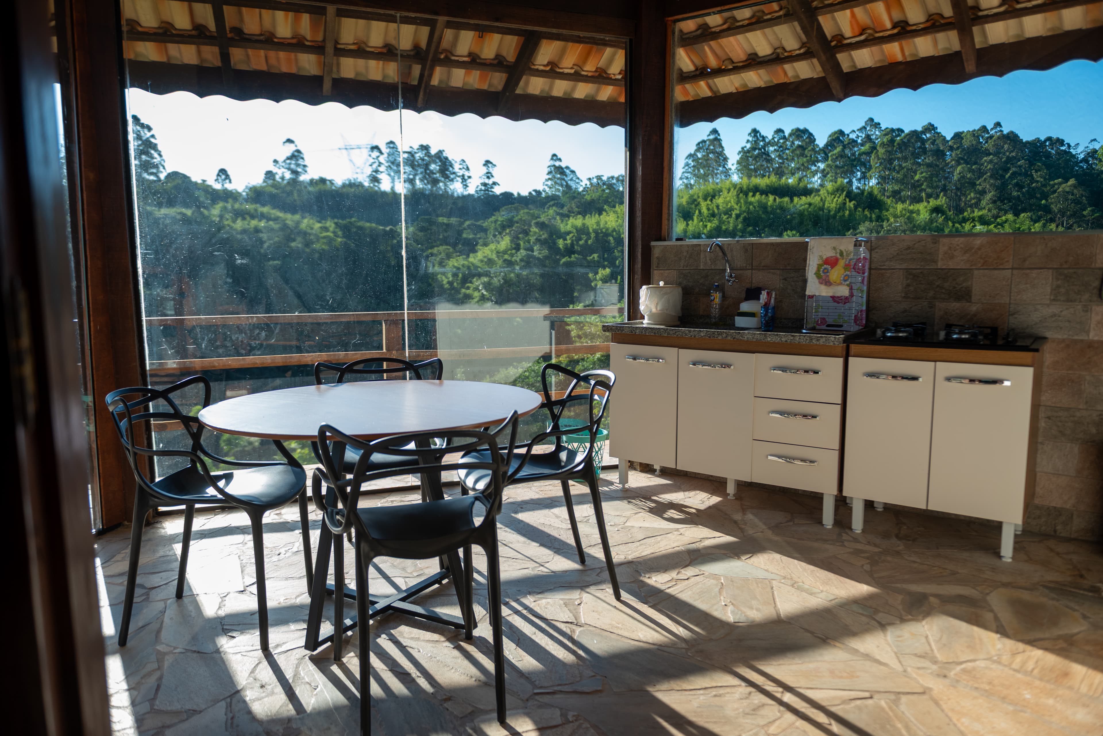 Sala e cozinha — Pousada Casa Camping — foto 4